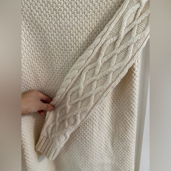 Uniqlo Cream Cable Knit Sweater - Picture 2 of 9